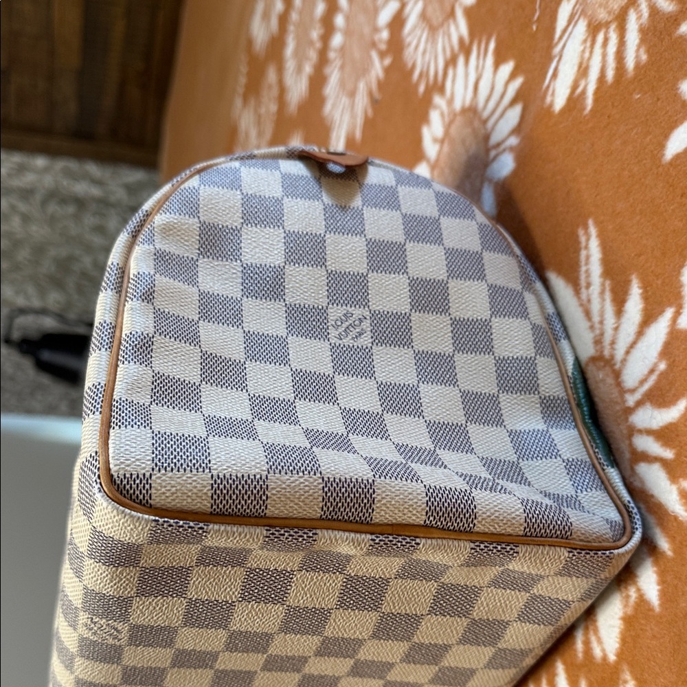 Louis Vuitton Speedy 30 Top-Handle Bag in Cream with Pink Accents. - Picture 5 of 10